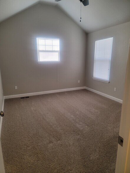 Master Bedroom with vaulted ceiling - 218 N Washington St
