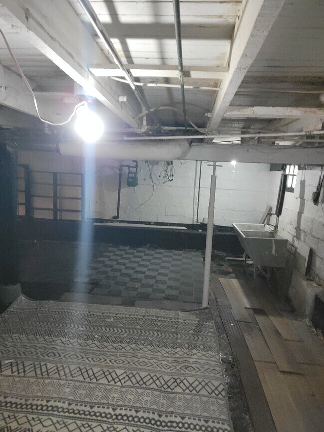 Building Photo - 1657 Pointview Ave