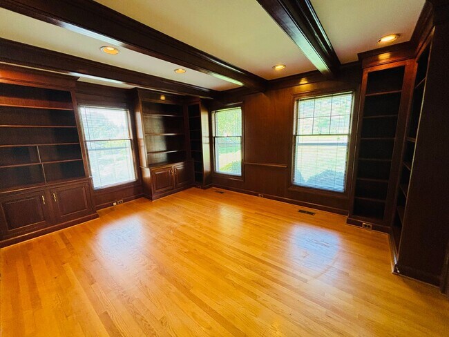 Building Photo - 405 Stonegate Dr
