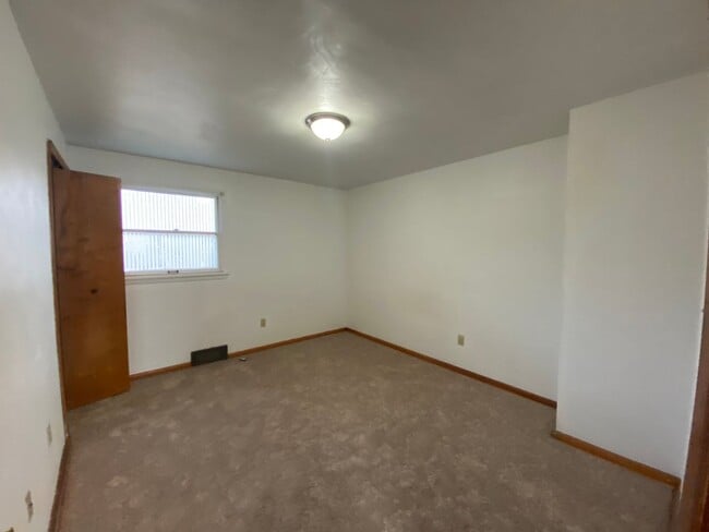 Building Photo - Large 4 Bedroom House, Franklin Regional School District - Available February!