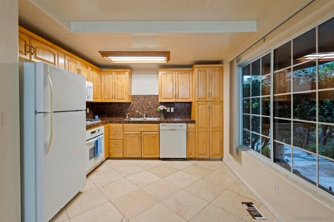 Building Photo - 6430 La Jolla Scenic S Dr