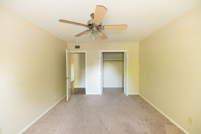 Building Photo - 3812 Country Club Rd
