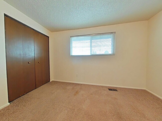 Building Photo - 2 Bedroom Apartment ~ Albany ~ Small Pet Friendly