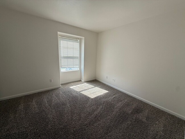 Building Photo - Beautiful Large 4 Bedroom 2.5 Bath Home