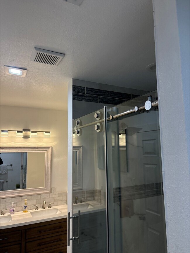 Building Photo - 3021 Gray St