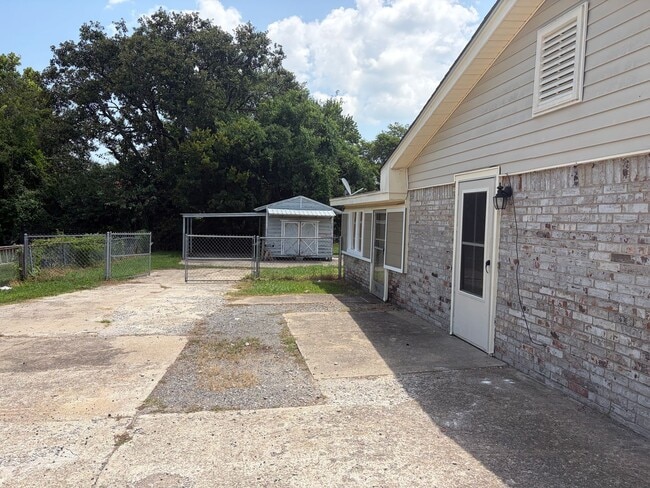 Building Photo - 3 bedroom and 1.5 bathroom