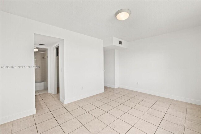 Building Photo - 999 Hamilton Dr
