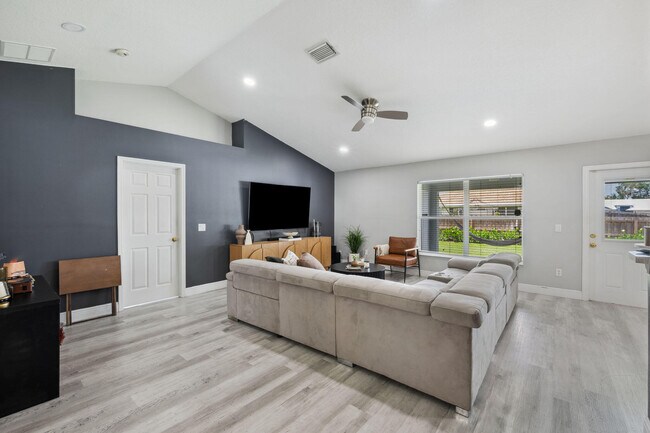 Building Photo - 249 SW Aubudon Ave