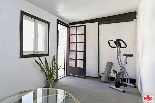 Building Photo - 619 S Louise St