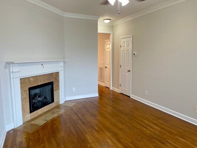 Building Photo - 1047 McKenna Dr
