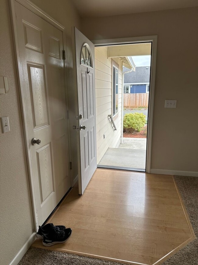 Building Photo - Sunny 3 Bedroom, 2 full bath w/Solar and B...