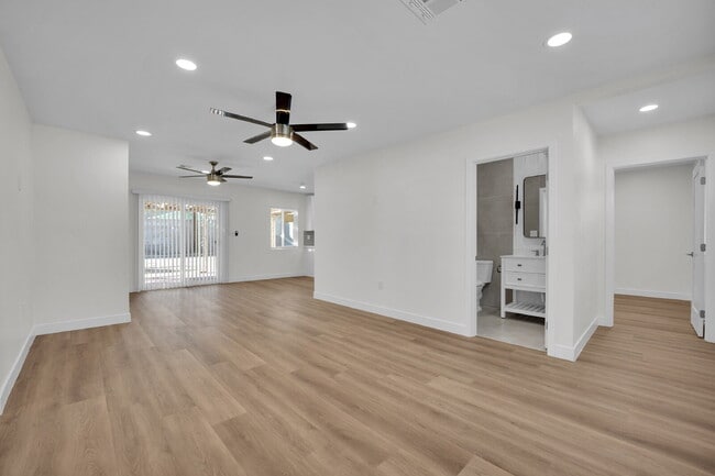 Building Photo - SIGN YOUR LEASE BY 1.31.26 AND RECEIVE THE FIRST 2 WEEKS RENT FREE!! Beautifully updated 3-bedroo...