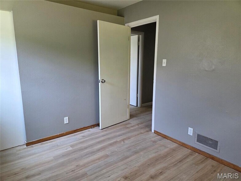Building Photo - 10458 Spring Garden Dr