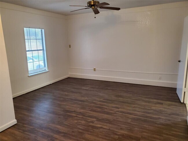 Building Photo - 907 Fairway Green Cove