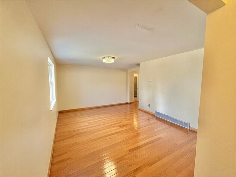 Building Photo - 227 Sunshine Dr