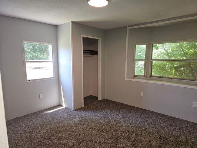 Building Photo - 2 bed 1.5 Bath Mobile Home in Quiet Commun...