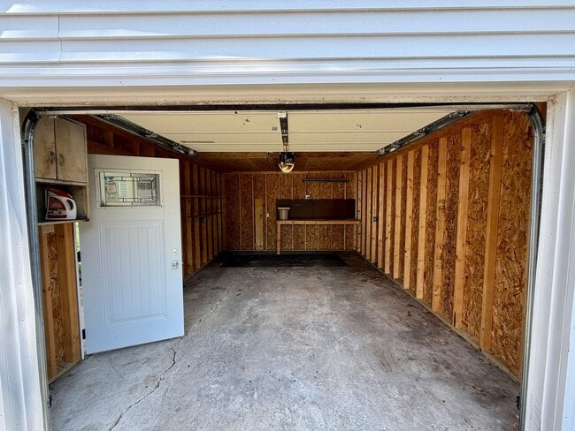 Building Photo - 2 Bed / 1 Bath House with lots of Features...