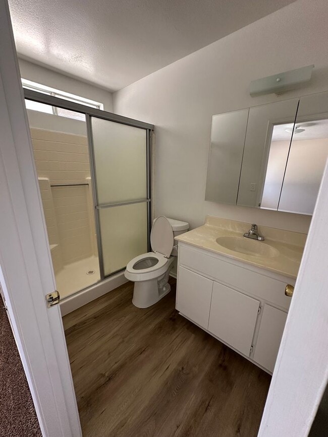 Building Photo - Beautiful 3 bedroom home available now