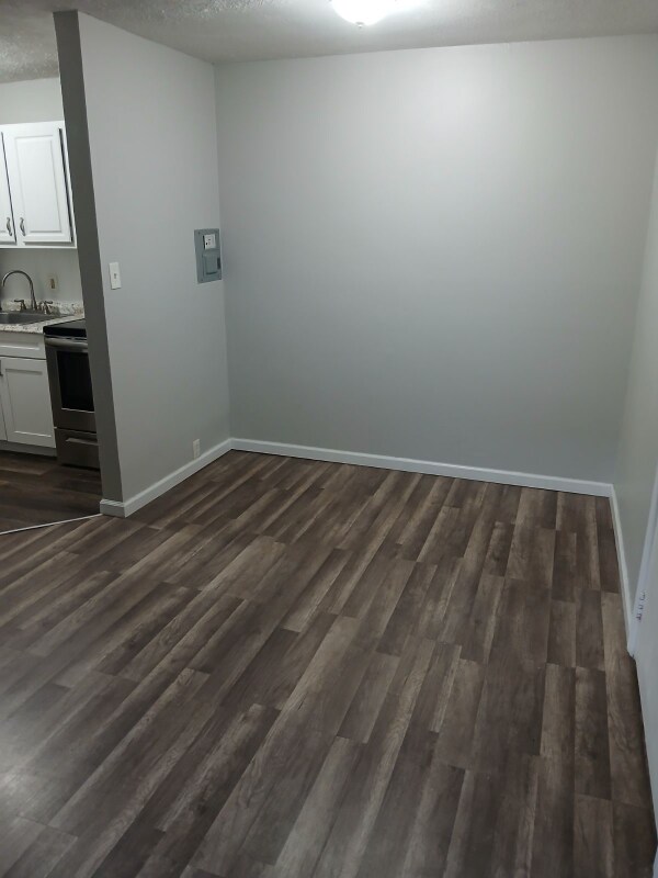 Building Photo - 7919 Lakeview Cir