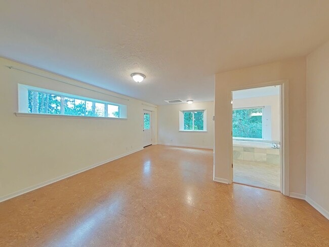 Building Photo - Huge 5 Bedroom Cabin-Style Home on 2+ Wood...
