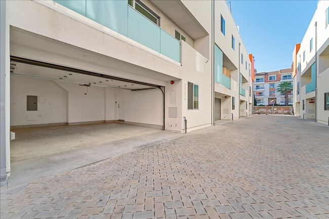 Building Photo - Stunning Three Bedroom Townhome Now Availa...