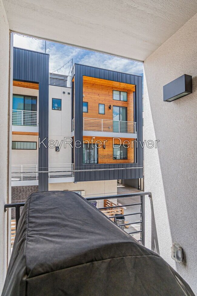 Building Photo - 3245 W 17th Ave