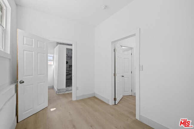 Building Photo - 934 S Mott St