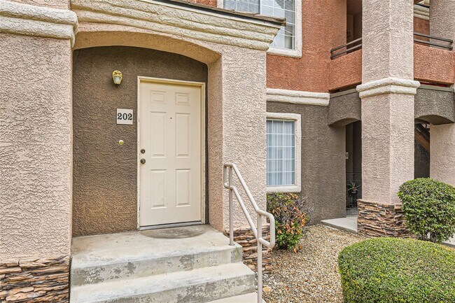 Building Photo - Northwest Condo / 2 Bedrooms / 2 Bath / 1 ...
