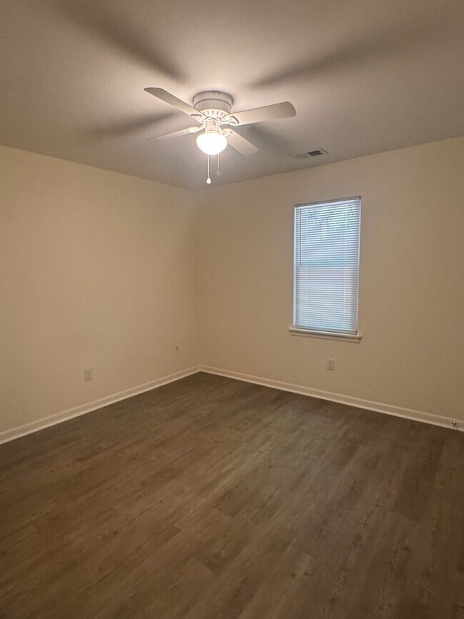 Building Photo - 1120 Sweetwater Cir