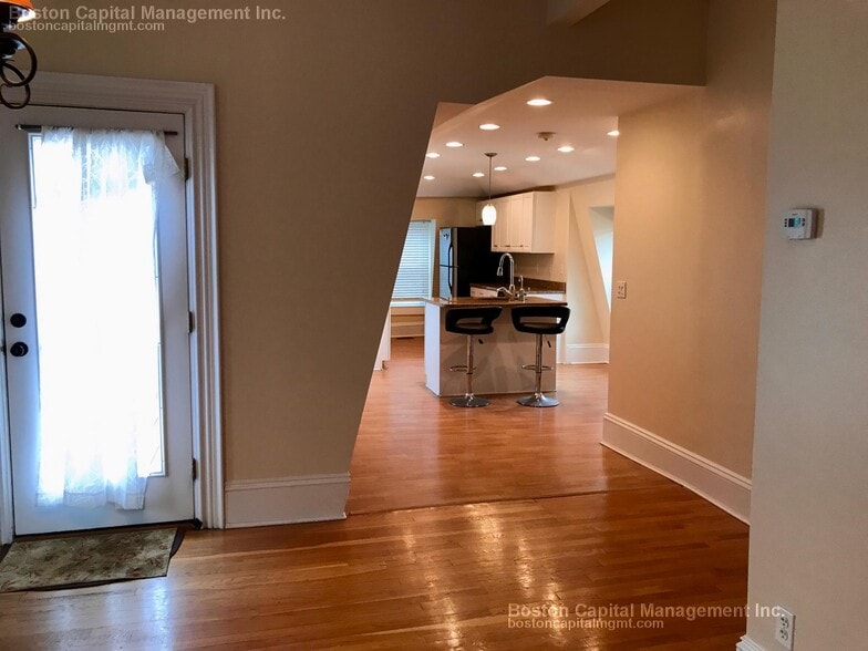 Building Photo - 674 Main St