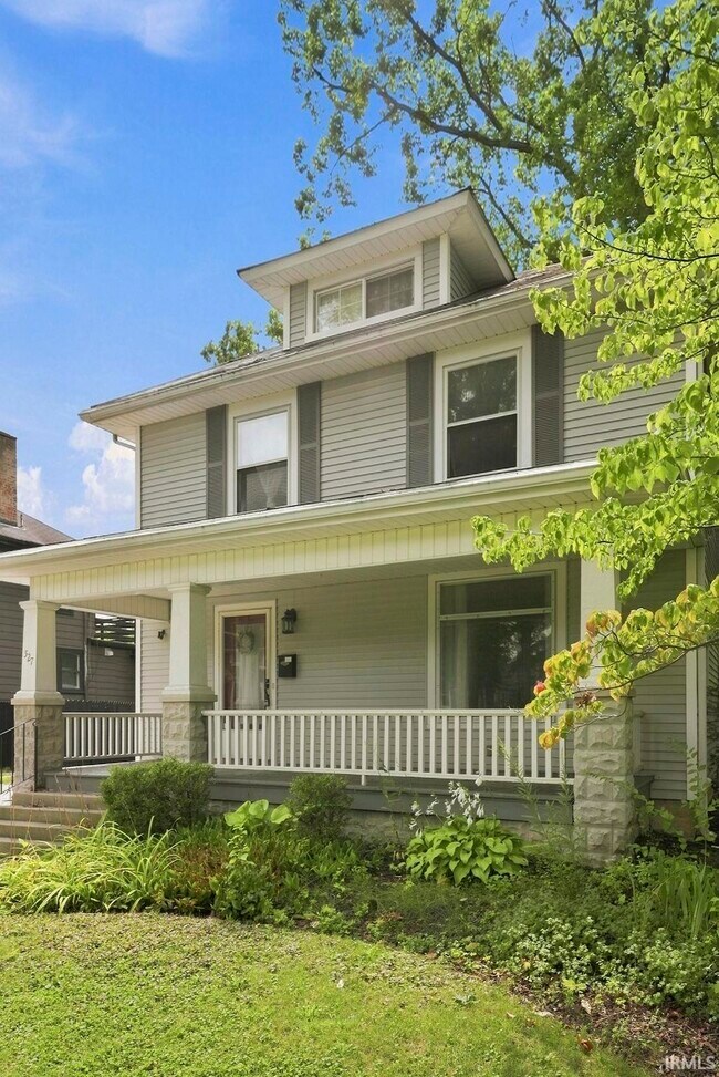 Building Photo - 527 W Oakdale Dr