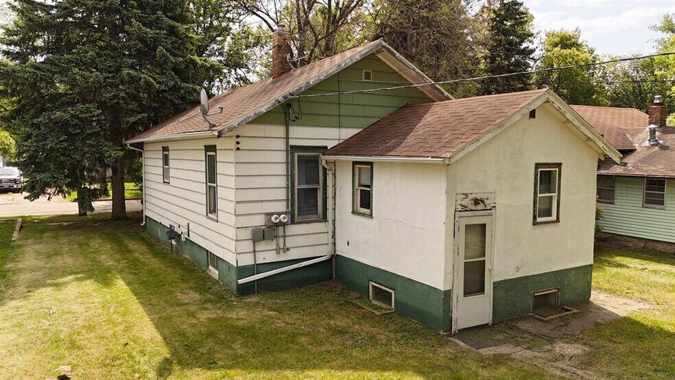 Building Photo - 721 5th St NE