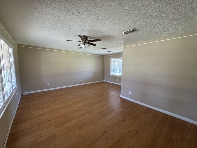 Building Photo - Charming 2 Bed 1 Bath 1 Car Garage Home
