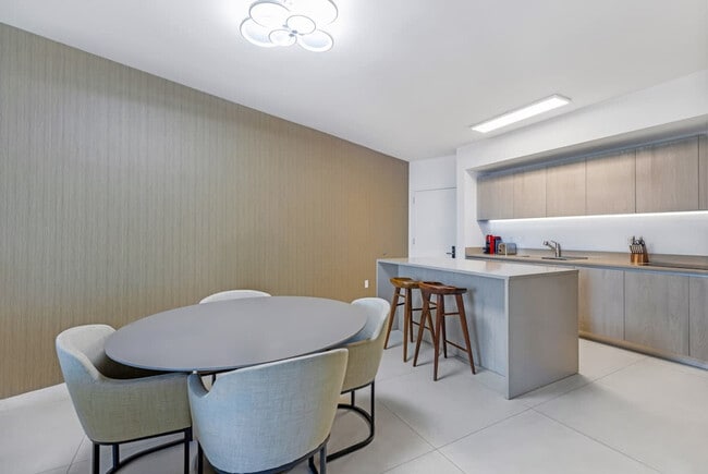 Building Photo - 4011 S Ocean Dr