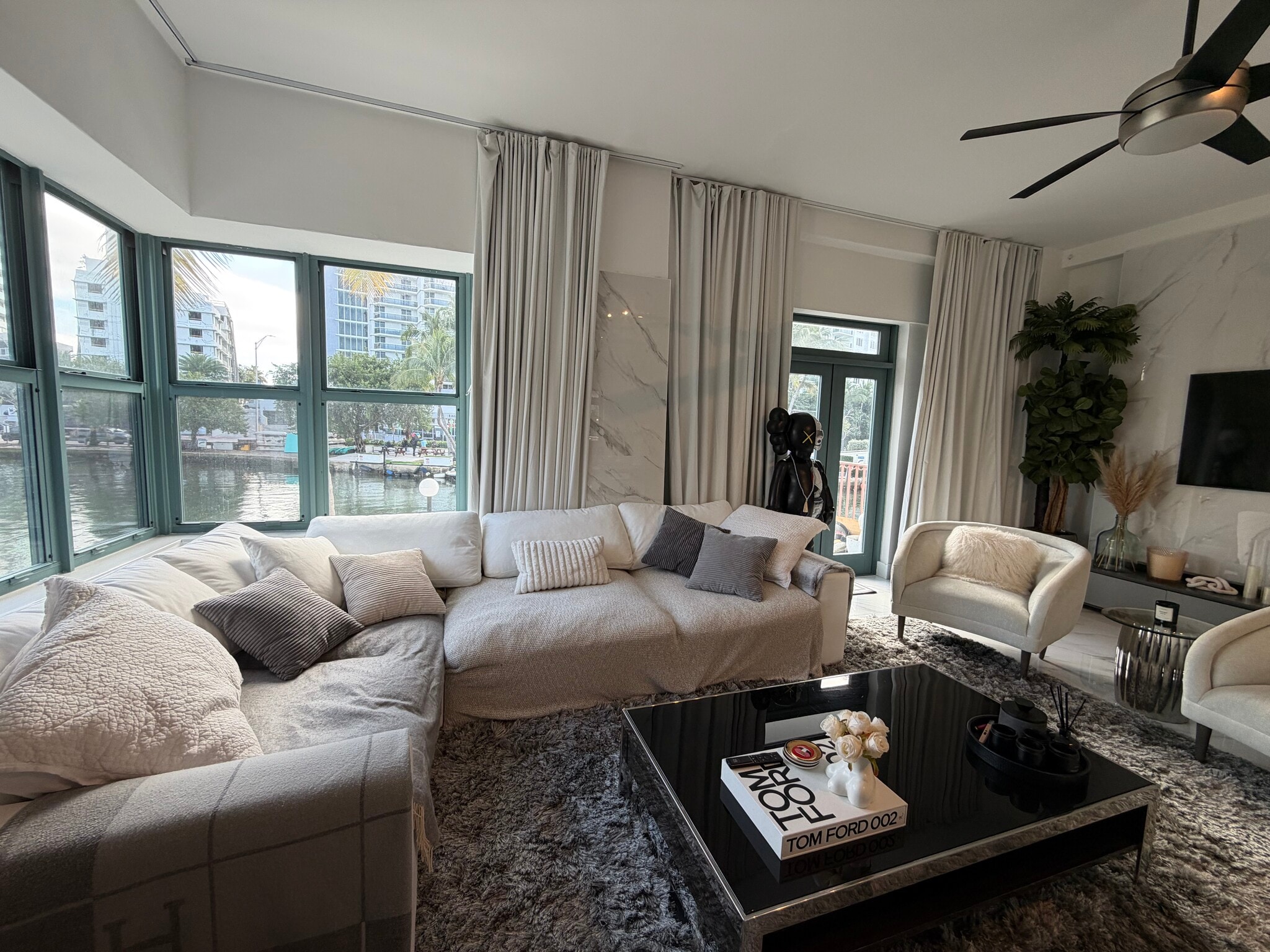 Building Photo - 2421 Lake Pancoast Dr