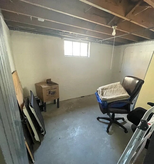 Building Photo - Beautiful house that features a master bedroom on the first floor