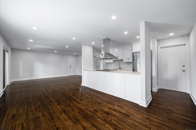 Building Photo - 516 Vincelette St