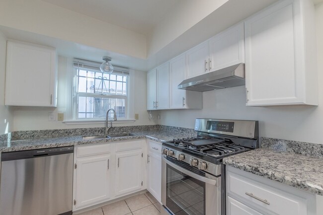 Building Photo - Beautiful 2 Bed +office, den garage, 1 Bath