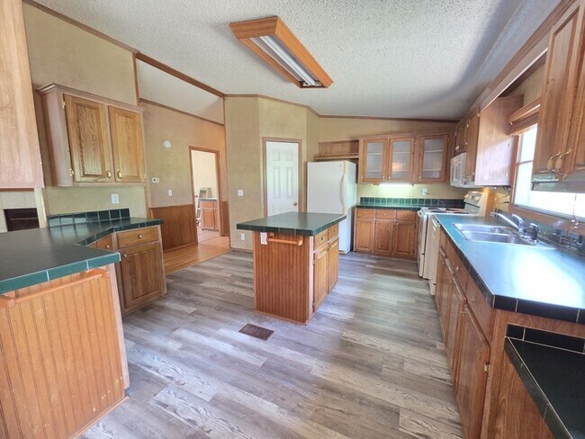 Building Photo - 3-2 Mobile Home