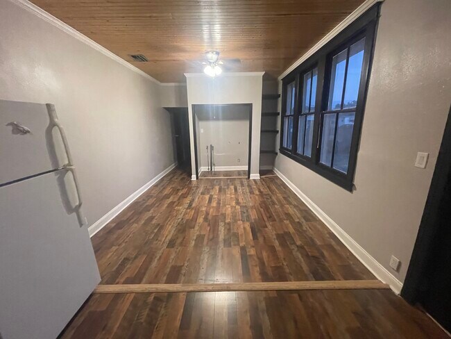 Building Photo - 2455 Wisteria St