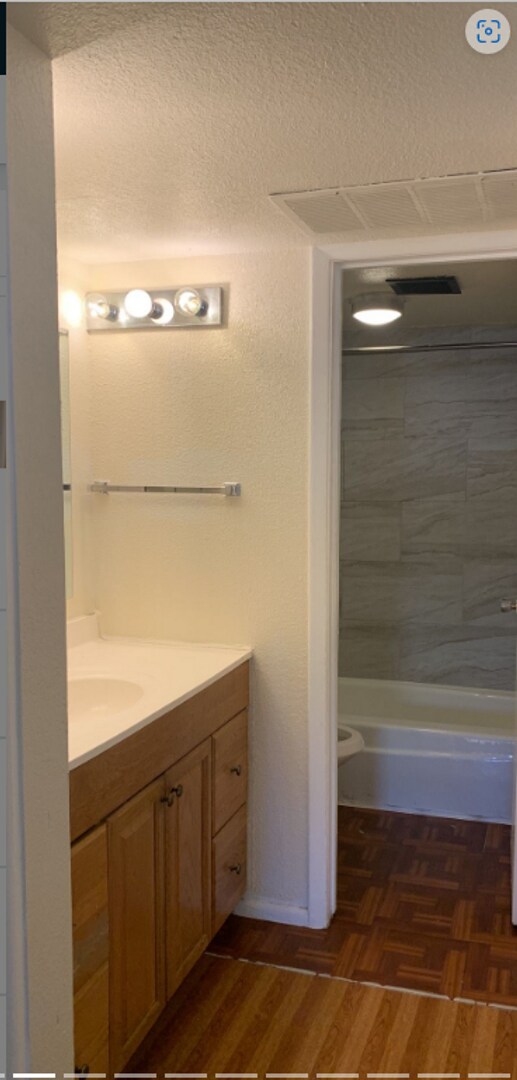 Building Photo - Beautiful 1 Bedroom Condominium!