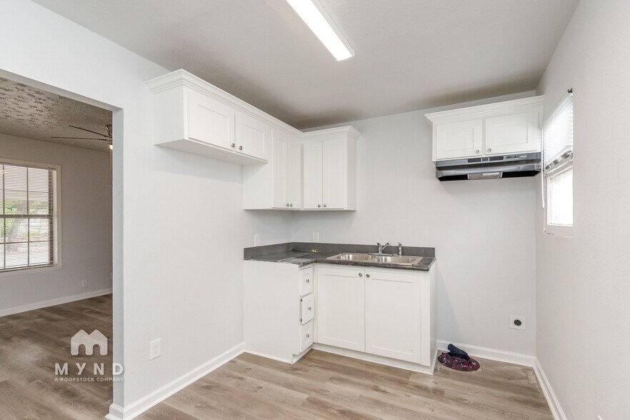 Building Photo - 2149 Karen Dr