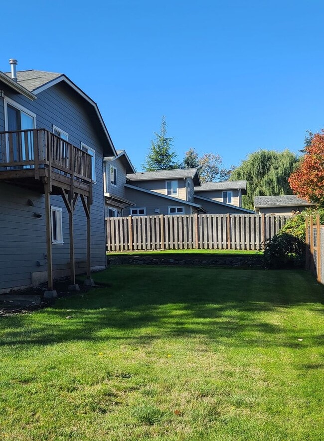Building Photo - Renovated 3 BR Townhouse