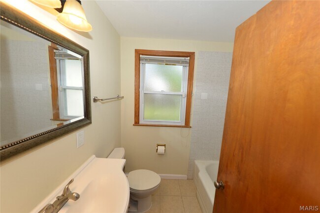 Building Photo - 1005 Hawthorn Ave