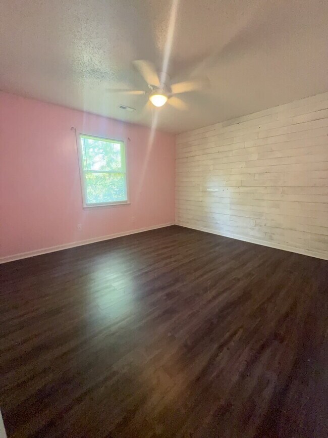 Building Photo - Beautiful 3 Bedroom, 3 Bath Home -135 Yates Ln.