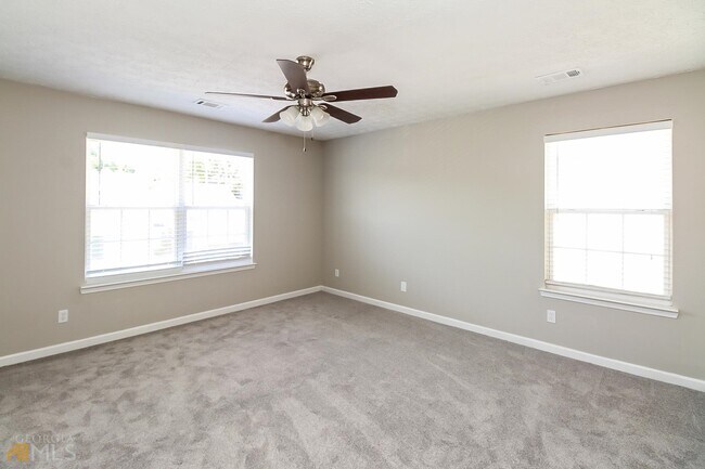 Building Photo - 2840 Lakeside Cir