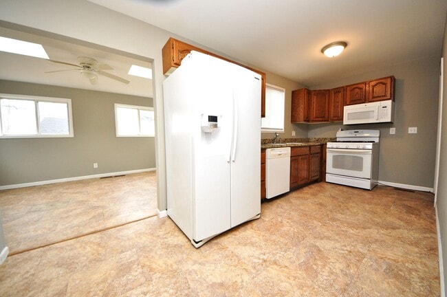 Building Photo - Freshly updated 3 Bedroom Home with a Full...