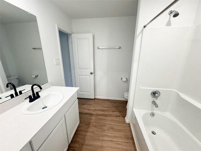 Building Photo - 1411 Las Cuevas Dr