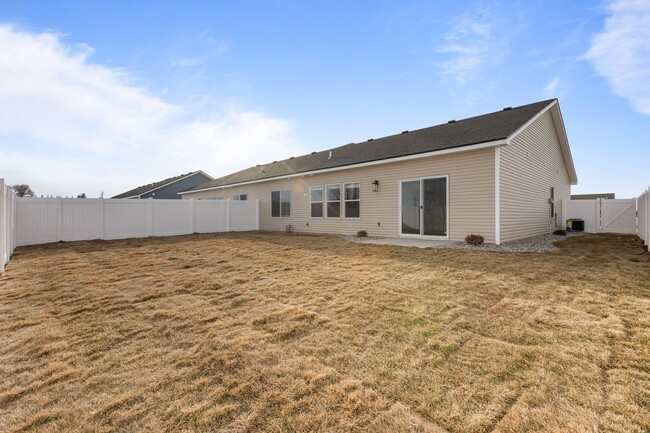 Building Photo - DARLING 3 BED 2 BATH HOME WITH XL 2-ASTALL...