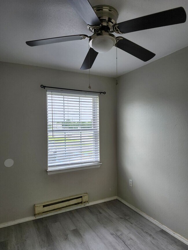 Building Photo - Remodeled 2025 Ground Level 2 Bedroom Apar...